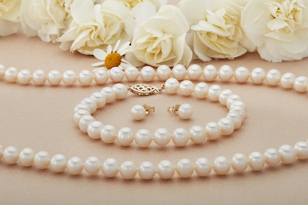 pearls bracelet, earring and chain